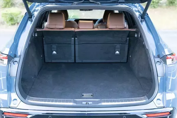 「クラウン・エステートで車中泊体験！ 「おもてなし」シートで過ごすぜいたくなドライブ体験」の画像