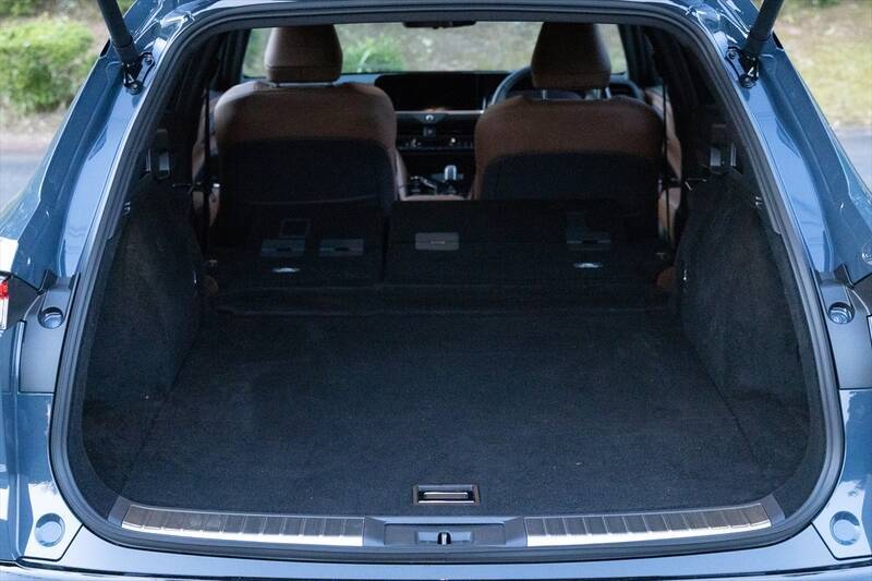 クラウン・エステートで車中泊体験！ 「おもてなし」シートで過ごすぜいたくなドライブ体験