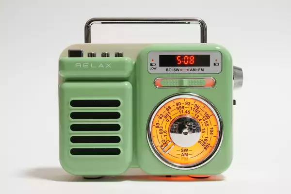 「かわいいのに災害時に役立つ相棒、マルチレトロラジオ「RELAX」を試す」の画像