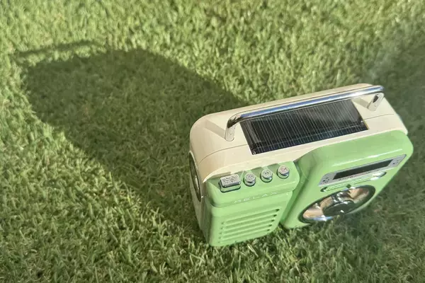 「かわいいのに災害時に役立つ相棒、マルチレトロラジオ「RELAX」を試す」の画像