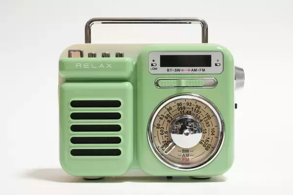 「かわいいのに災害時に役立つ相棒、マルチレトロラジオ「RELAX」を試す」の画像