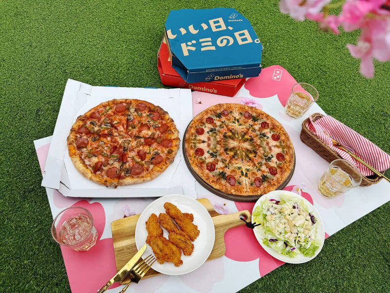 ありがてえ…！ドミノ、レジャーシート付き“ピザセット”これだけで花見できる