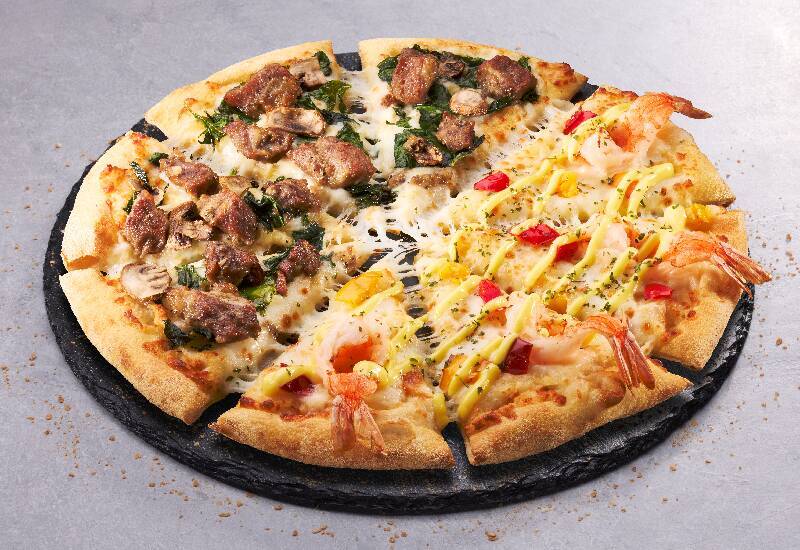 “大ぶり海老”と“炭火焼ビーフ”のピザ！ ドミノ本気のハーフ＆ハーフ