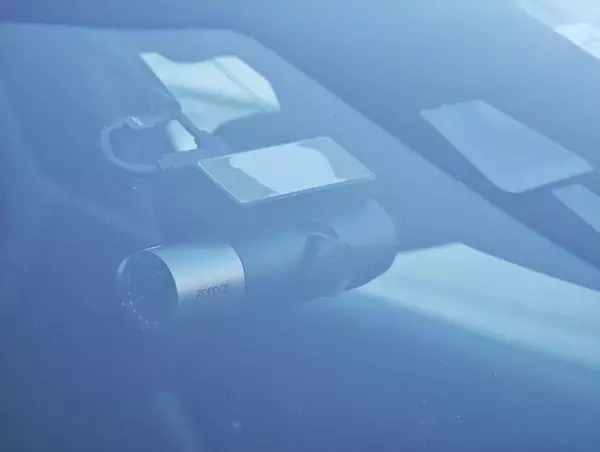 「【これはいいドラレコだ！】4Kデュアル＋室内カメラ付き、全方位対応で死角なし」の画像