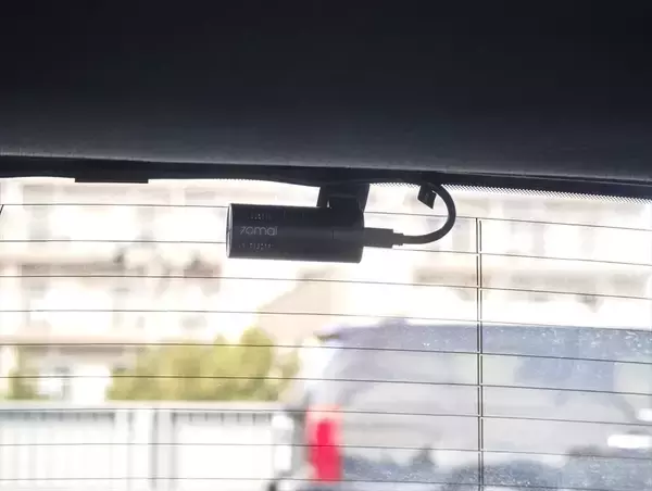 「【これはいいドラレコだ！】4Kデュアル＋室内カメラ付き、全方位対応で死角なし」の画像