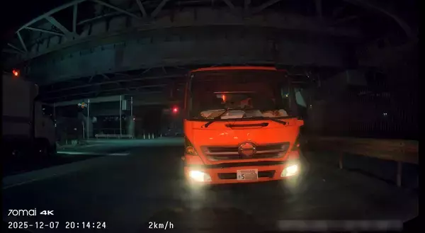 「【これはいいドラレコだ！】4Kデュアル＋室内カメラ付き、全方位対応で死角なし」の画像