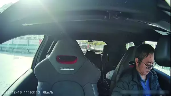 「【これはいいドラレコだ！】4Kデュアル＋室内カメラ付き、全方位対応で死角なし」の画像