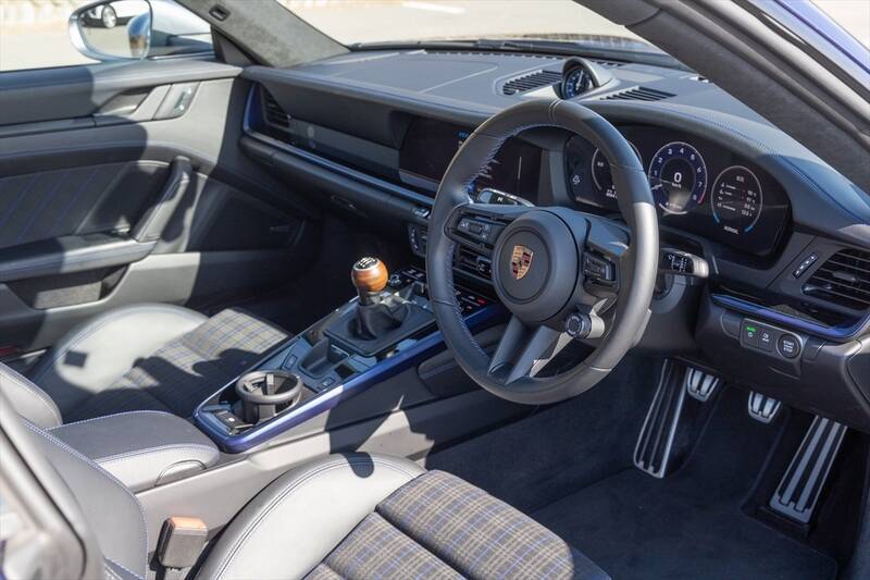 2060万円払って「不便」を買う!? ポルシェ「911 カレラT」が世界一ぜいたくな理由