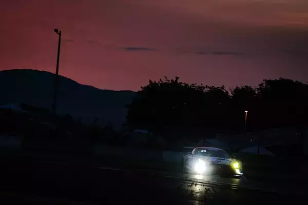 「【快挙】「着せ恋」痛車が富士24時間を制す！ 雨中の“タイヤ無交換”ギャンブルが劇的すぎた」の画像