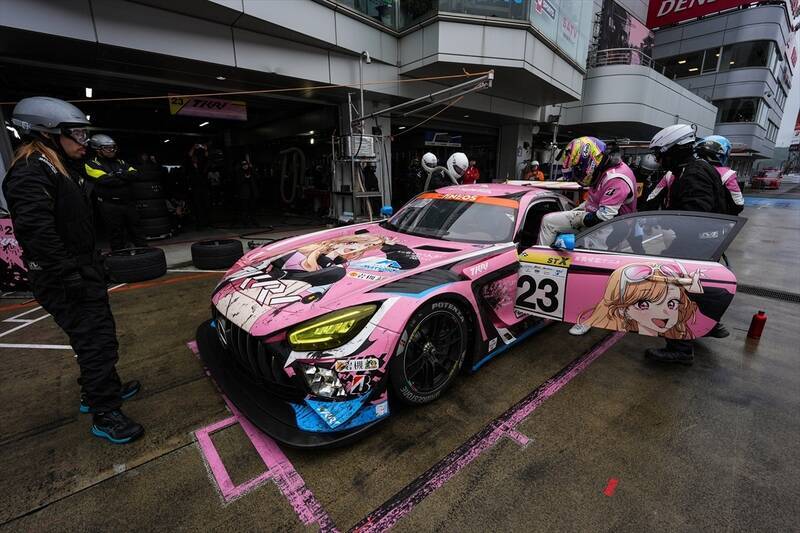 【快挙】「着せ恋」痛車が富士24時間を制す！ 雨中の“タイヤ無交換”ギャンブルが劇的すぎた