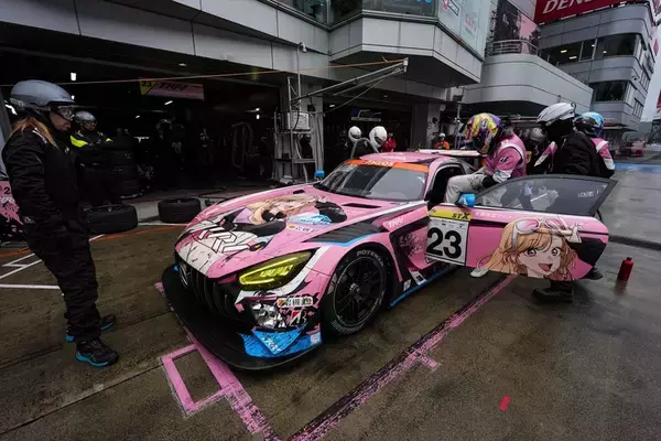 「【快挙】「着せ恋」痛車が富士24時間を制す！ 雨中の“タイヤ無交換”ギャンブルが劇的すぎた」の画像
