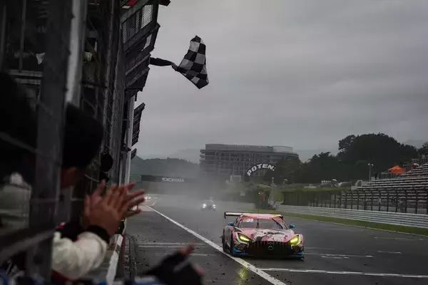 「【快挙】「着せ恋」痛車が富士24時間を制す！ 雨中の“タイヤ無交換”ギャンブルが劇的すぎた」の画像
