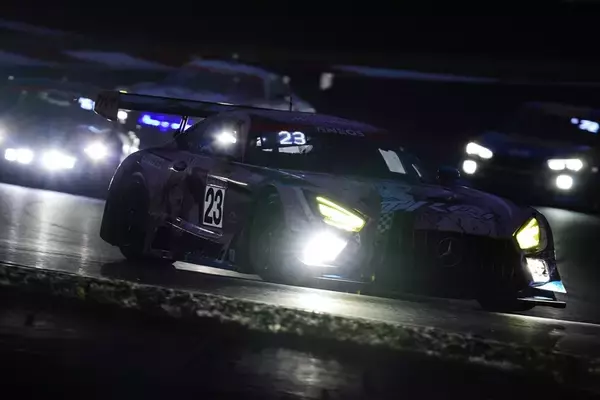 「【快挙】「着せ恋」痛車が富士24時間を制す！ 雨中の“タイヤ無交換”ギャンブルが劇的すぎた」の画像