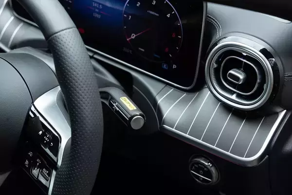 「Cクラスに900万円出す価値はあるか？ 豪華装備の「C220d Luxury」に見る、SUVにはないセダンの底力」の画像