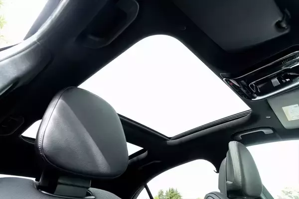 「Cクラスに900万円出す価値はあるか？ 豪華装備の「C220d Luxury」に見る、SUVにはないセダンの底力」の画像