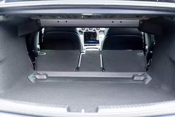 「Cクラスに900万円出す価値はあるか？ 豪華装備の「C220d Luxury」に見る、SUVにはないセダンの底力」の画像