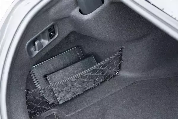 「Cクラスに900万円出す価値はあるか？ 豪華装備の「C220d Luxury」に見る、SUVにはないセダンの底力」の画像