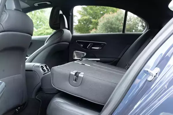 「Cクラスに900万円出す価値はあるか？ 豪華装備の「C220d Luxury」に見る、SUVにはないセダンの底力」の画像