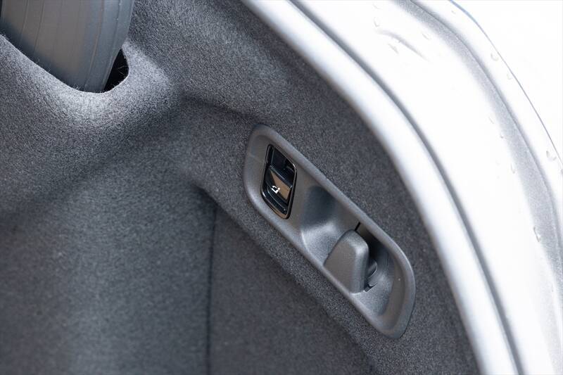 Cクラスに900万円出す価値はあるか？ 豪華装備の「C220d Luxury」に見る、SUVにはないセダンの底力