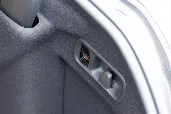 「Cクラスに900万円出す価値はあるか？ 豪華装備の「C220d Luxury」に見る、SUVにはないセダンの底力」の画像