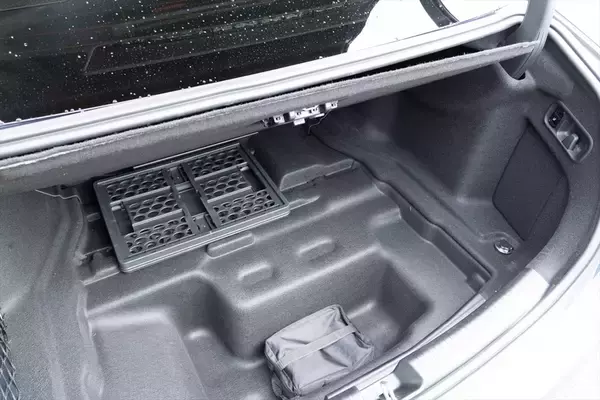 「Cクラスに900万円出す価値はあるか？ 豪華装備の「C220d Luxury」に見る、SUVにはないセダンの底力」の画像