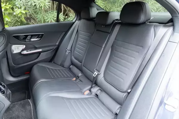 「Cクラスに900万円出す価値はあるか？ 豪華装備の「C220d Luxury」に見る、SUVにはないセダンの底力」の画像