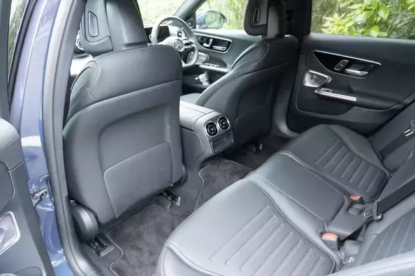 「Cクラスに900万円出す価値はあるか？ 豪華装備の「C220d Luxury」に見る、SUVにはないセダンの底力」の画像