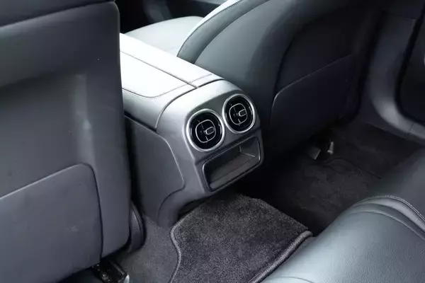 「Cクラスに900万円出す価値はあるか？ 豪華装備の「C220d Luxury」に見る、SUVにはないセダンの底力」の画像