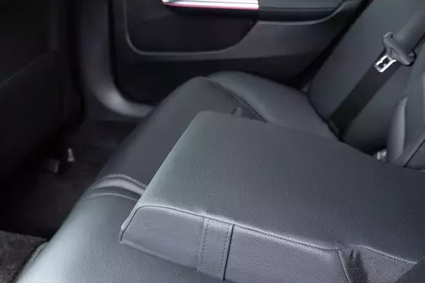 「Cクラスに900万円出す価値はあるか？ 豪華装備の「C220d Luxury」に見る、SUVにはないセダンの底力」の画像