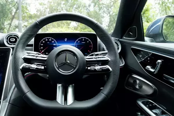 「Cクラスに900万円出す価値はあるか？ 豪華装備の「C220d Luxury」に見る、SUVにはないセダンの底力」の画像