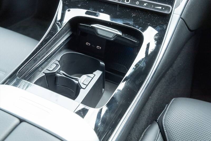 Cクラスに900万円出す価値はあるか？ 豪華装備の「C220d Luxury」に見る、SUVにはないセダンの底力