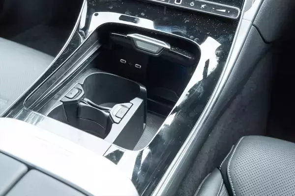 「Cクラスに900万円出す価値はあるか？ 豪華装備の「C220d Luxury」に見る、SUVにはないセダンの底力」の画像