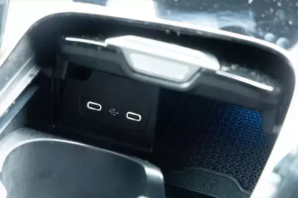 「Cクラスに900万円出す価値はあるか？ 豪華装備の「C220d Luxury」に見る、SUVにはないセダンの底力」の画像