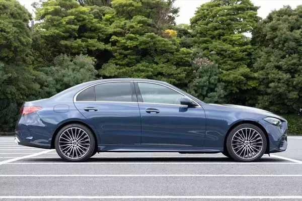 「Cクラスに900万円出す価値はあるか？ 豪華装備の「C220d Luxury」に見る、SUVにはないセダンの底力」の画像