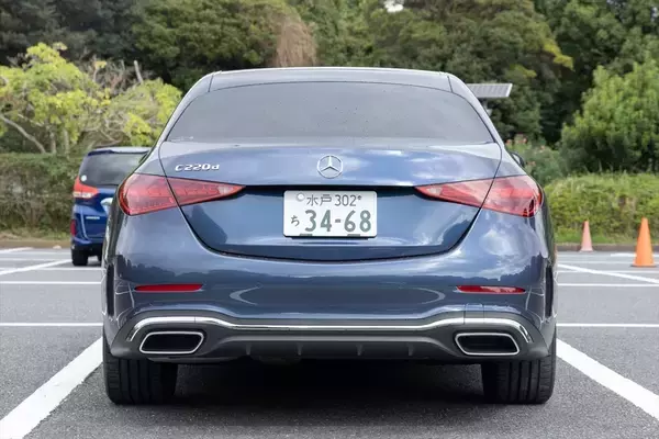 「Cクラスに900万円出す価値はあるか？ 豪華装備の「C220d Luxury」に見る、SUVにはないセダンの底力」の画像