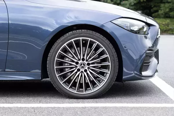 「Cクラスに900万円出す価値はあるか？ 豪華装備の「C220d Luxury」に見る、SUVにはないセダンの底力」の画像