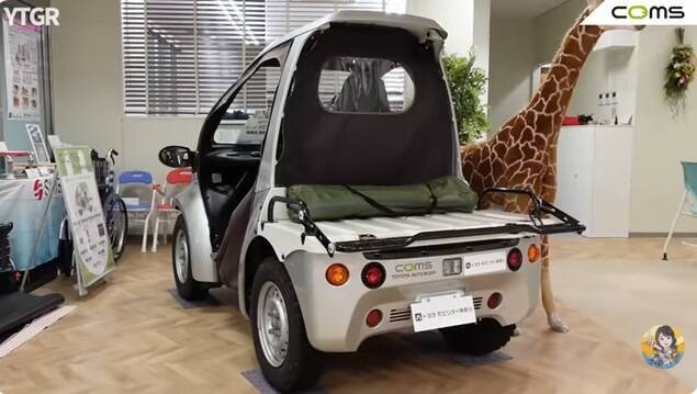 バイクと軽自動車のいいとこ取り！ 1kmが4円で走れる街乗り最強EV「トヨタ コムス」のヤバすぎる実力