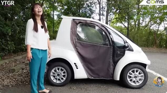 バイクと軽自動車のいいとこ取り！ 1kmが4円で走れる街乗り最強EV「トヨタ コムス」のヤバすぎる実力