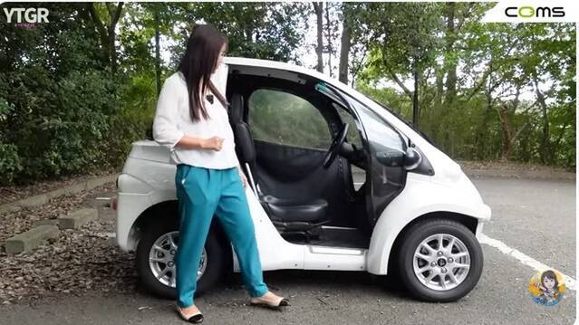 バイクと軽自動車のいいとこ取り！ 1kmが4円で走れる街乗り最強EV「トヨタ コムス」のヤバすぎる実力