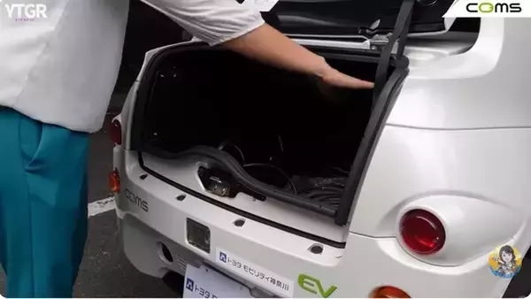 「バイクと軽自動車のいいとこ取り！ 1kmが4円で走れる街乗り最強EV「トヨタ コムス」のヤバすぎる実力」の画像