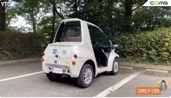 「バイクと軽自動車のいいとこ取り！ 1kmが4円で走れる街乗り最強EV「トヨタ コムス」のヤバすぎる実力」の画像