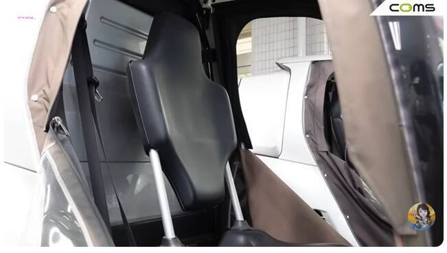 バイクと軽自動車のいいとこ取り！ 1kmが4円で走れる街乗り最強EV「トヨタ コムス」のヤバすぎる実力