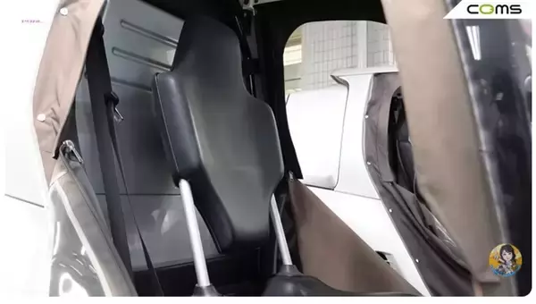 「バイクと軽自動車のいいとこ取り！ 1kmが4円で走れる街乗り最強EV「トヨタ コムス」のヤバすぎる実力」の画像