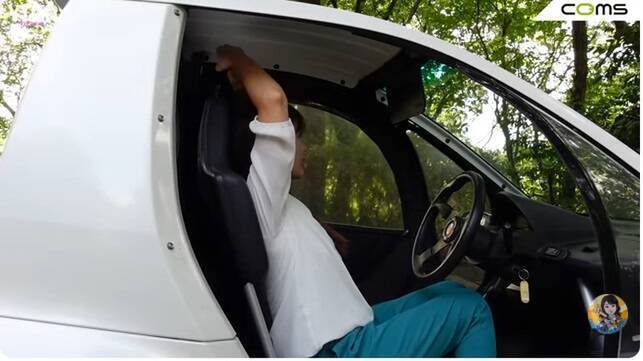 バイクと軽自動車のいいとこ取り！ 1kmが4円で走れる街乗り最強EV「トヨタ コムス」のヤバすぎる実力