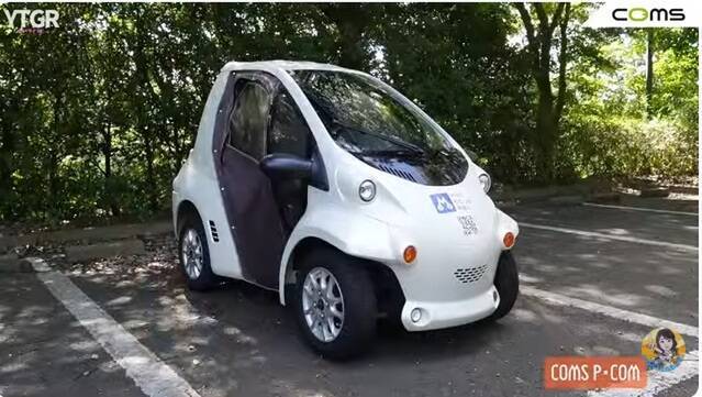 バイクと軽自動車のいいとこ取り！ 1kmが4円で走れる街乗り最強EV「トヨタ コムス」のヤバすぎる実力