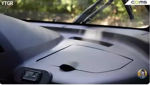 「バイクと軽自動車のいいとこ取り！ 1kmが4円で走れる街乗り最強EV「トヨタ コムス」のヤバすぎる実力」の画像