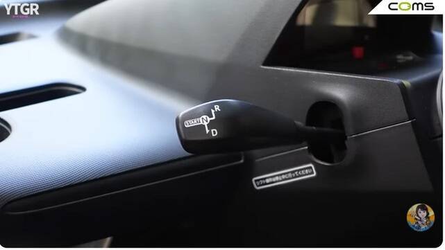 バイクと軽自動車のいいとこ取り！ 1kmが4円で走れる街乗り最強EV「トヨタ コムス」のヤバすぎる実力