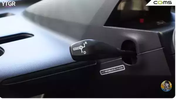 「バイクと軽自動車のいいとこ取り！ 1kmが4円で走れる街乗り最強EV「トヨタ コムス」のヤバすぎる実力」の画像