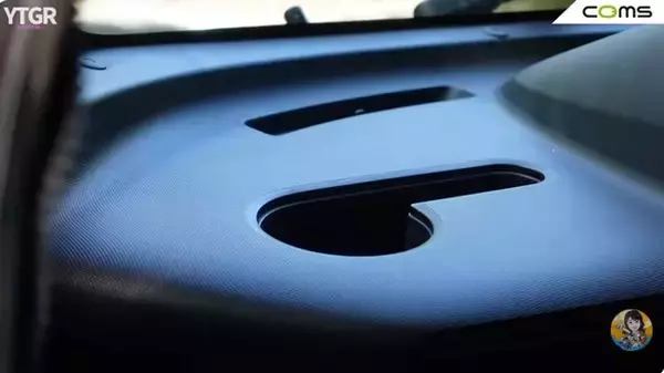 「バイクと軽自動車のいいとこ取り！ 1kmが4円で走れる街乗り最強EV「トヨタ コムス」のヤバすぎる実力」の画像