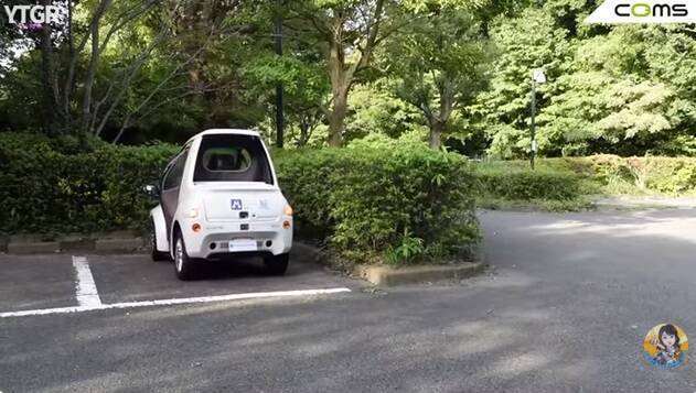 バイクと軽自動車のいいとこ取り！ 1kmが4円で走れる街乗り最強EV「トヨタ コムス」のヤバすぎる実力